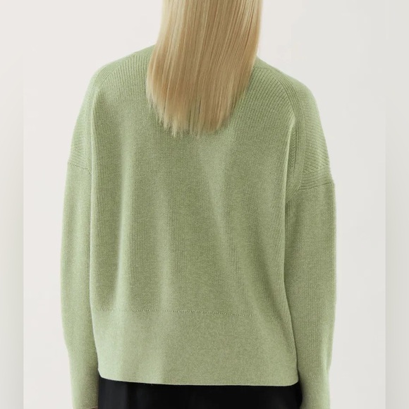 COS V-Neck Patch-Pocket Cardigan in a light green/sage color size XS - Picture 2 of 7